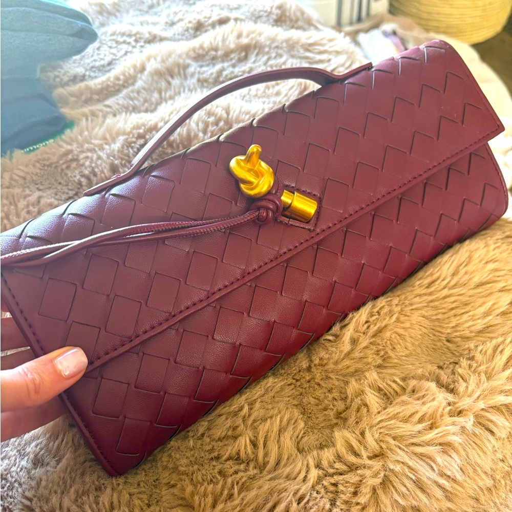 Clutch with removable strap